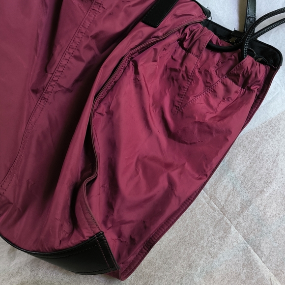 Burberry Buckleigh nylon tote bag with leather trim in dark red - Picture 8 of 15